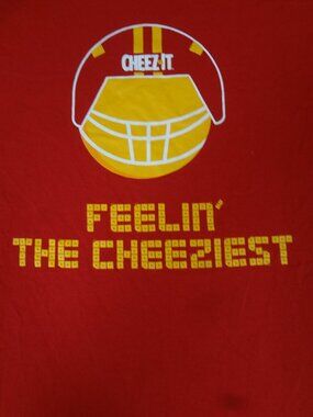 CHEEZ-IT FEELIN CHEEZIEST FOOTBALL HELMET - RED XL T-SHIRT  L552